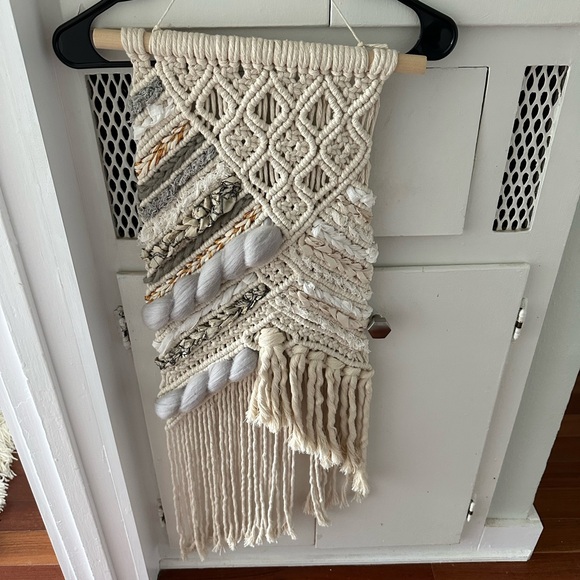 Handmade macrame wall hanging - Picture 2 of 4